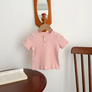 Vista di dettaglio della t-shirt a costine a maniche corte tinta unita per neonato con bottoni.