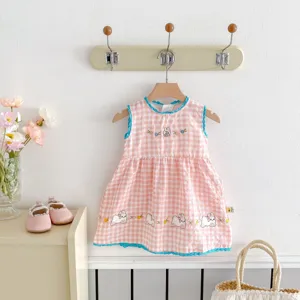 Süßes Sommerkleid für kleine Mädchen in Rosa Karomuster mit Hasenstickerei und hübschen Details.