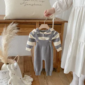 Süßes Babyset aus Strick mit Kapuzenpullover und Latzhose, grau-weiß gestreift, bequem.