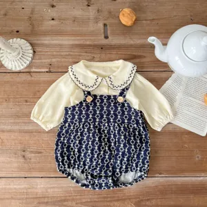 Süßes Baby Mädchen Langarm Bluse und Blumen Jacquard Strampler Set für die Herbstkleidung.