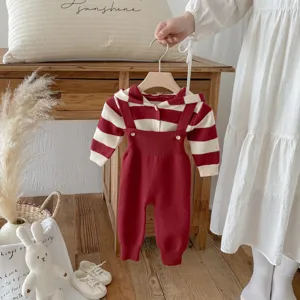 Baby Strickset Detailansicht mit rot weiß gestreiftem Kapuzenpulli und Latzhose nah.