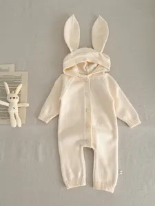 Adorable mameluco tejido para bebé con capucha de orejas de conejo y botones suaves.