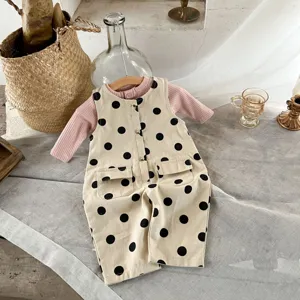 Süßes Baby Mädchen Polka Dot Strampler Set mit rosa Langarmshirt und beige Latzhose.