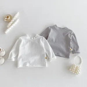 Detailansicht des gerippten Langarm-Babyshirts aus weicher Baumwolle mit Rundhalsausschnitt.