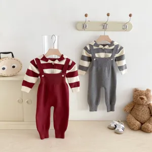 Baby Strickset mit gestreifter Kapuzenjacke und passender Latzhose für Kleinkinder.