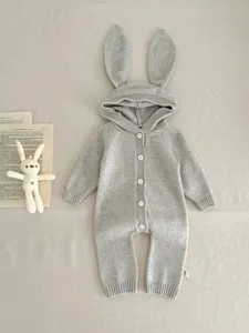 Detalle de mameluco tejido para bebé con orejas de conejo, ropa suave de otoño