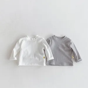 Baby Rippstrick Langarm T-Shirt Detailansicht, weiches Baumwoll-Oberteil für Kleinkinder.