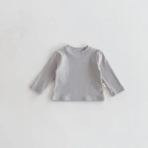 Graues geripptes Baumwoll-Babyshirt Detail mit feiner Stricktextur, langen Ärmeln und Stoff.