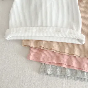 Bebè tinta unita tessuto t-shirt in cotone costine dettaglio primo piano bianco rosa