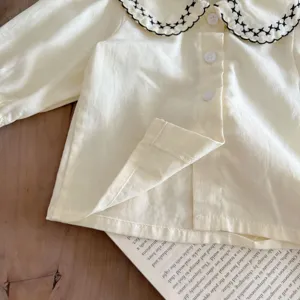 Süße Baby Baumwoll Langarmbluse mit gesticktem Kragen, weiches Kleinkinder Top Detail.