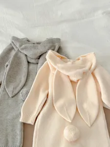 Adorable mameluco de punto para bebé con orejas de conejo, prenda suave de otoño.