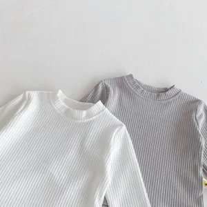 Detailaufnahme des gerippten Baumwoll Langarmshirts fuer Babys mit weicher Textur.