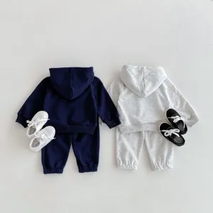 Conjunto de dos piezas de sudadera con capucha y pantalón de chándal de manga larga para bebé.