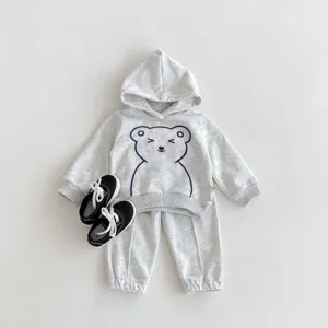 Conjunto de sudadera con capucha y pantalón gris para bebé lindo estampado de oso casual