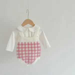 Vue détaillée de la barboteuse à bretelles en tricot écossais rose et de la chemise.