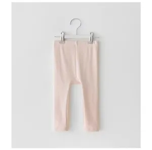 Leggings rosa in cotone per neonato, design grazioso, dettaglio abbigliamento comodo.