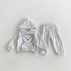 Vista detallada del conjunto de sudadera con capucha y pantalón gris para bebé, estampado osito.