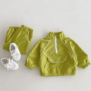 Conjunto de ropa deportiva de otoño para niños, chaqueta elegante y pantalón casual cómodo.