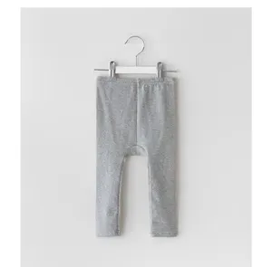 Vista dettagliata dei leggings da neonato in cotone grigio, pantaloni morbidi e comodi per bimbi.
