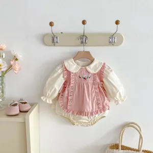 Süßes Baby Mädchen Herbst Strampler Detail, süße Hasenstickerei und Rüschenweste Design.