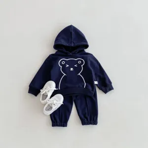 Conjunto de sudadera con capucha y pantalón azul marino con gráfico de oso para bebés.