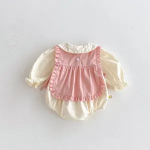 Detailansicht süßer Baby Mädchen Langarm Strampler mit rosa Rüschenweste und Cremetönen, 80