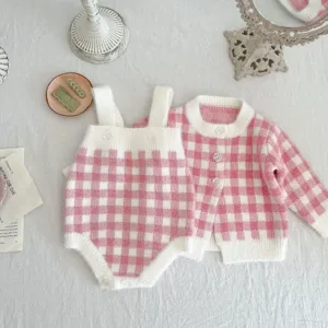 Vue détaillée du charmant ensemble de cardigan et barboteuse en tricot à carreaux roses.