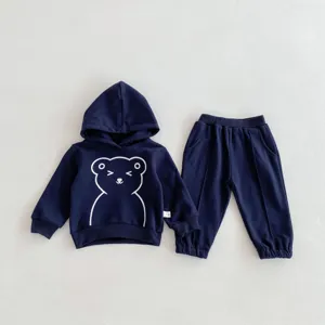 Conjunto de dos piezas de sudadera con capucha y pantalón de manga larga para bebé en azul marino.
