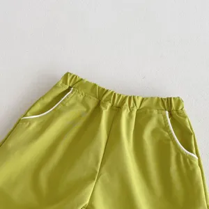 Primer plano de los detalles de pantalones cortos infantiles con cintura elástica.