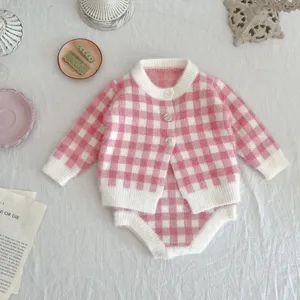 Ensemble deux pièces cardigan et barboteuse en tricot pour bébé à carreaux rose et blanc.