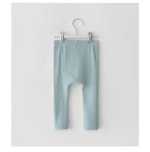 Primo piano di leggings per neonati in cotone azzurro, materiale morbido con comoda vestibilità.