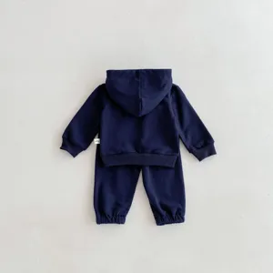 Conjunto de dos piezas de sudadera con capucha y pantalon manga larga azul marino bebe.
