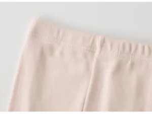 Dettaglio leggings in cotone per neonato, cinturino elastico e cuciture rifinite.