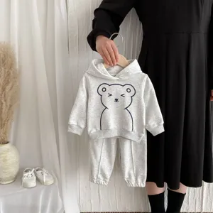 Bonito conjunto de sudadera con capucha y pantalón largo para bebé con oso, gris.