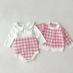 Ensemble deux pièces cardigan et barboteuse en tricot écossais rose pour bébé, mignon.