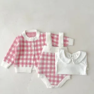 Ensemble bebe gilet en tricot carreaux roses barboteuse et chemise blanche vue detaillee.