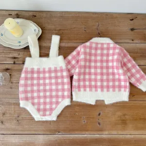 Bebe rose blanc carreaux gilet et barboteuse detail, tissu doux ensemble bebe.