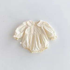 Süßes Langarm Baby Mädchen Strampler mit schickem Puppenkragen und feinem Plissee Design für Herbst.