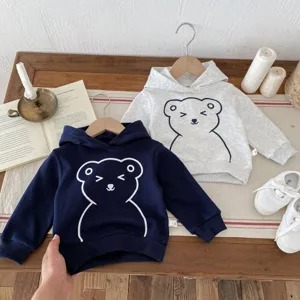 Conjunto de sudadera con capucha y manga larga para bebé con estampado de oso estilo casual.