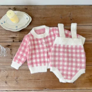 Ensemble cardigan et barboteuse à bretelles en tricot écossais rose pour bébé, détail de vêtements.
