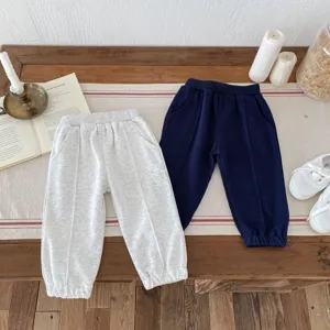 Pantalón de chándal informal para bebé en gris claro y azul oscuro con elástico, detalle