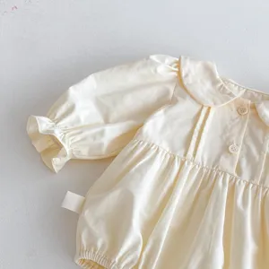 Süßer Baby Mädchen Langarm Strampler mit Puppenkragen und süßen Rüschen in zartem Gelb.