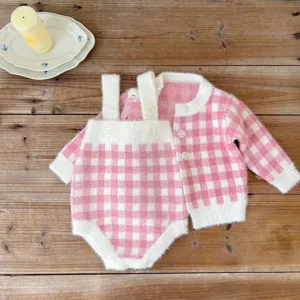 Ensemble deux pièces cardigan en tricot et barboteuse à bretelles rose et blanc pour bébé.