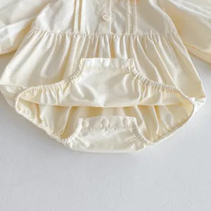 Detailansicht des hellgelben Baby-Langarm-Bodys, weiche Faltenbrust und praktische Knöpfe.