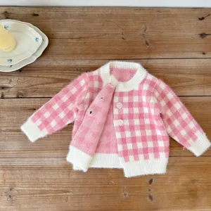 Gilet tricoté rose et blanc à carreaux pour bébé, adorable pull cardigan pour tout-petit.