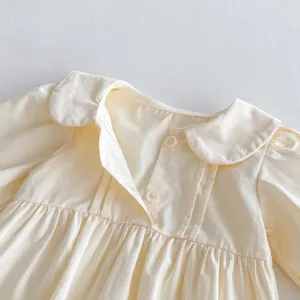 Süßes Baby Mädchen Puppenkragen Kleid Detail, cremeweißer geknöpfter Strampler, weiche Herbst Babykleidung.