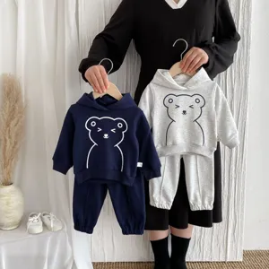 Vista detallada del conjunto de sudadera con capucha y pantalones con estampado de oso para bebé
