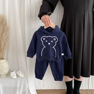 Conjunto sudadera con capucha y pantalón azul marino con lindo estampado de oso para el otoño.