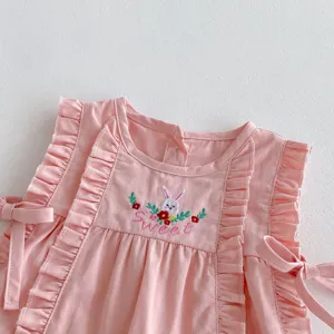 Rosa Baby Mädchen ärmelloser Strampler Detail mit niedlicher Hasen Stickerei und Rüschen.