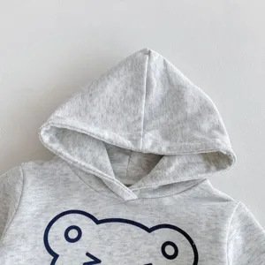 Bebé niño pequeño sudadera con capucha manga larga gris vellón detalle vista.
